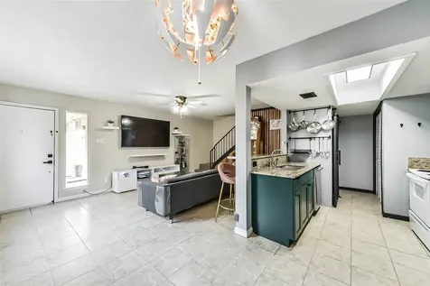 5634 Birchmont Drive 22 Houston TX 77091