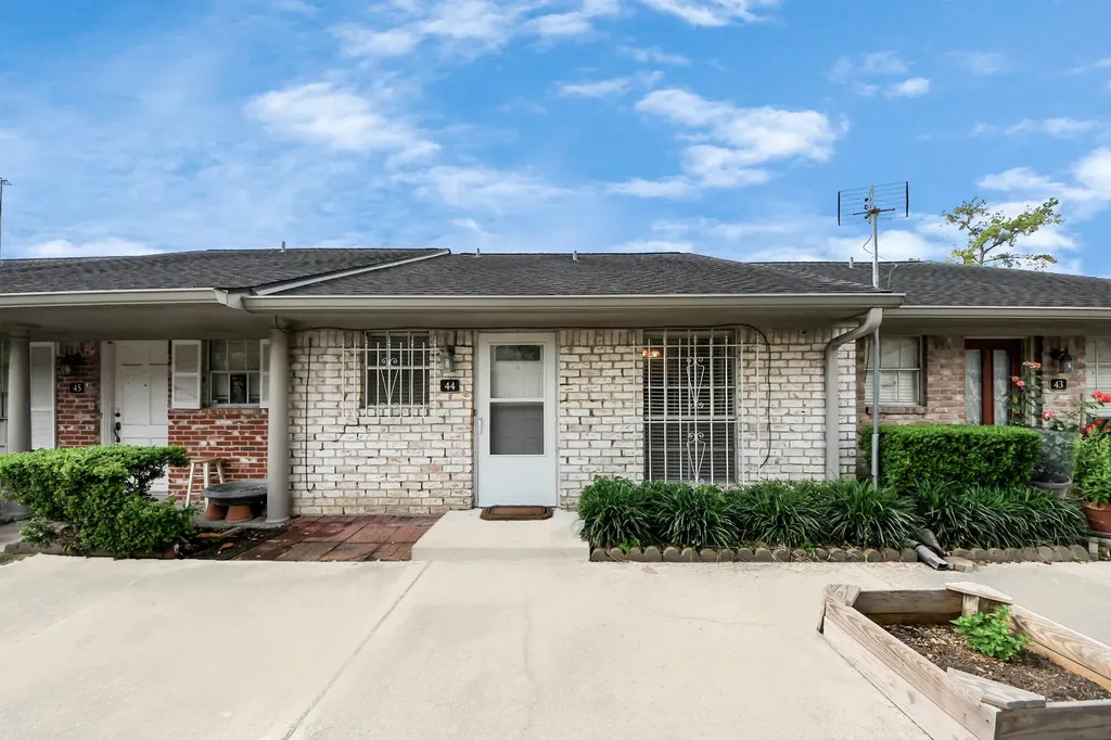 44 Tri Oaks Lane 44 Houston TX 77043