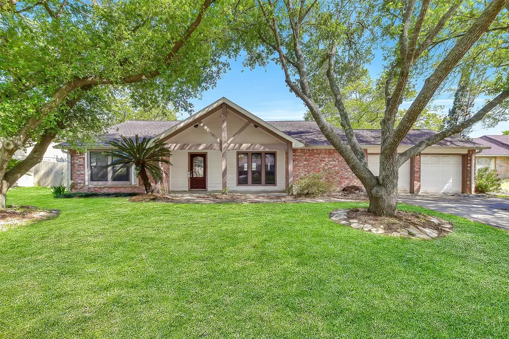 1116 W Castlewood Avenue Friendswood TX 77546