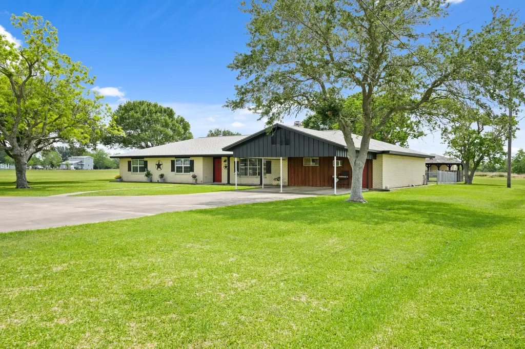 2303 Perryman Avenue Palacios TX 77465