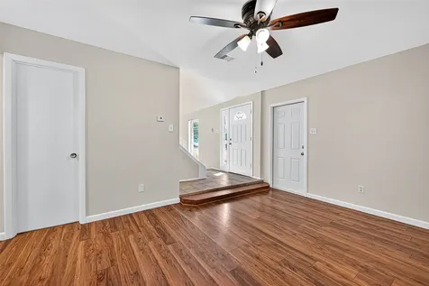 813 Lakeview Drive Sugar Land TX 77498
