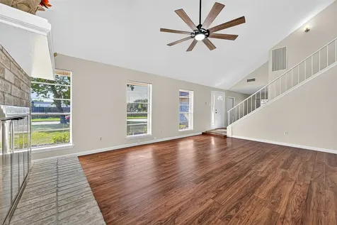 813 Lakeview Drive Sugar Land TX 77498