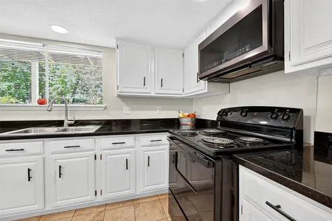 813 Lakeview Drive Sugar Land TX 77498
