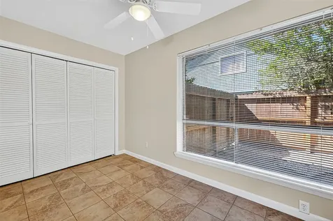 813 Lakeview Drive Sugar Land TX 77498