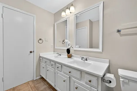 813 Lakeview Drive Sugar Land TX 77498