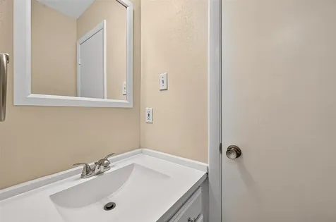 813 Lakeview Drive Sugar Land TX 77498