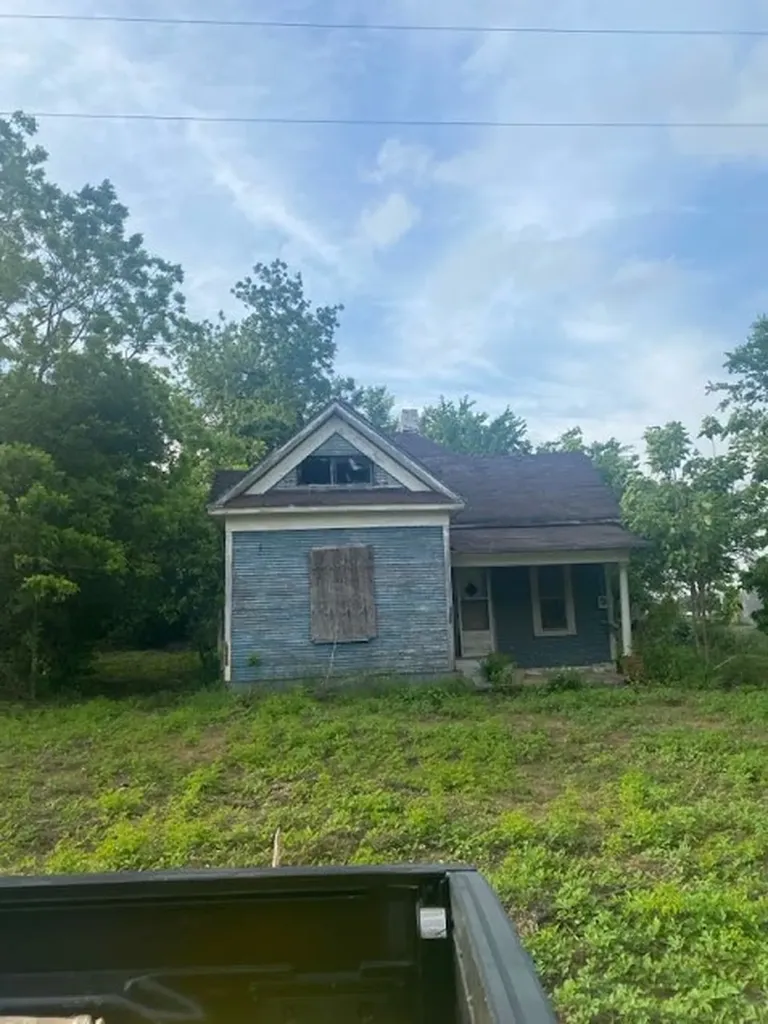 322 Walnut Street Donie TX 75838