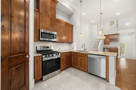 2022 Sabine Street Houston TX 77007