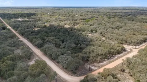 516 County Road 120 Hallettsville TX 77964
