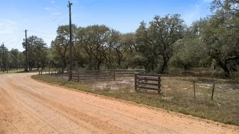 516 County Road 120 Hallettsville TX 77964
