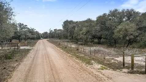 516 County Road 120 Hallettsville TX 77964