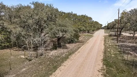 516 County Road 120 Hallettsville TX 77964