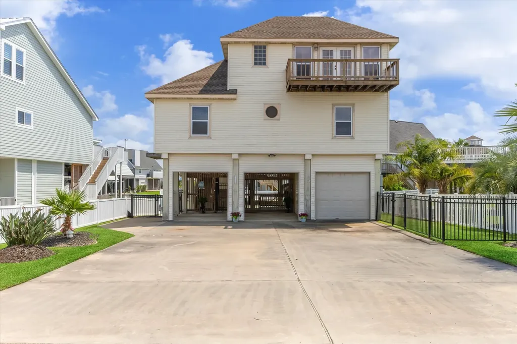 1339 Outrigger Tiki Island TX 77554