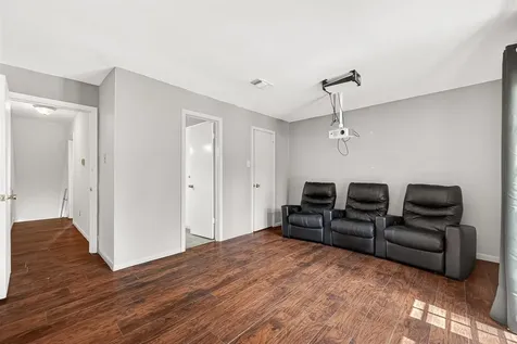 5210 Lodge Creek Houston TX 77066