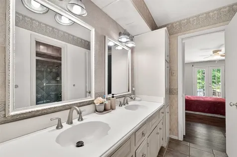 5210 Lodge Creek Houston TX 77066
