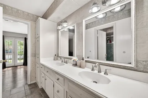 5210 Lodge Creek Houston TX 77066