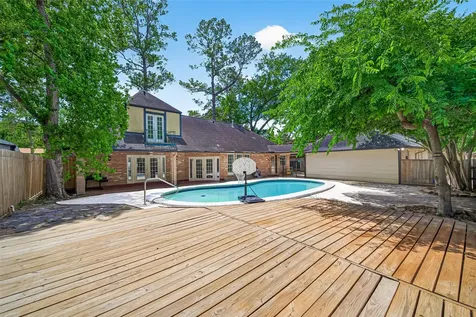 5210 Lodge Creek Houston TX 77066