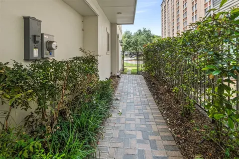 22 Hermann Park Court Houston TX 77021