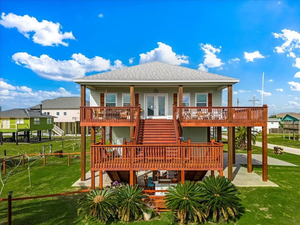 919 Eastview Crystal Beach TX 77650