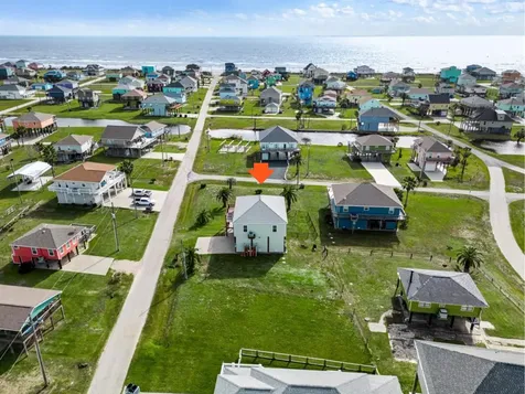 919 Eastview Crystal Beach TX 77650