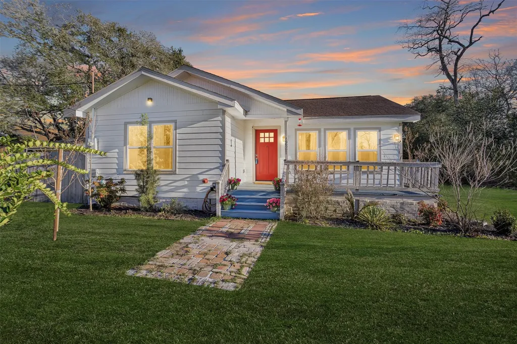 221 Carrell Street Tomball TX 77375