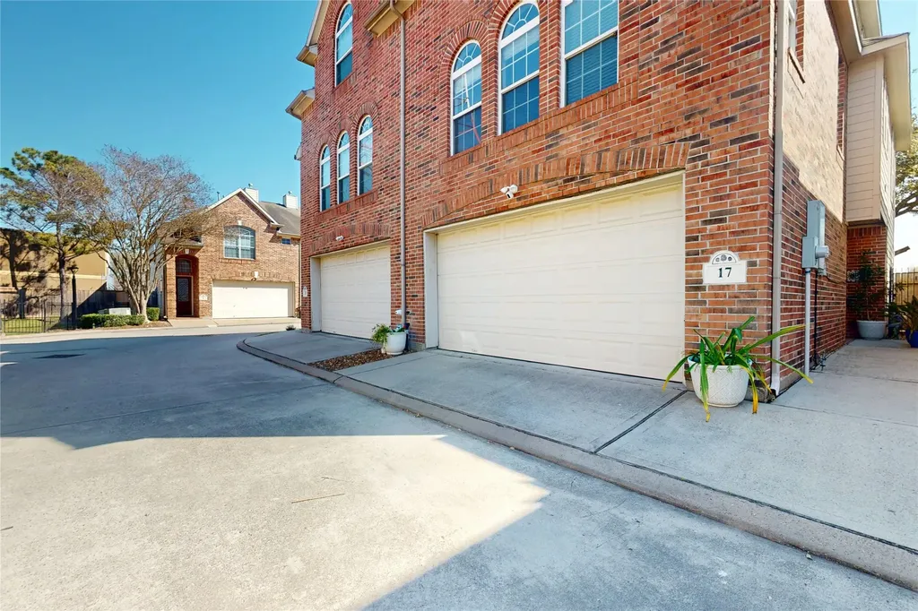 6222 Skyline Drive 17 Houston TX 77057