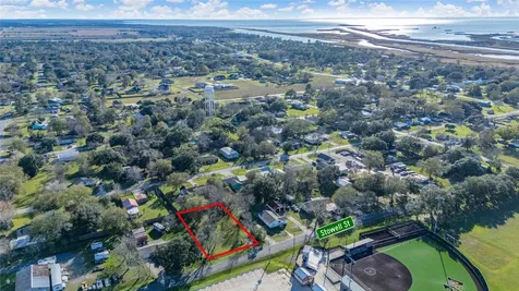 800 Stowell Street Anahuac TX 77514