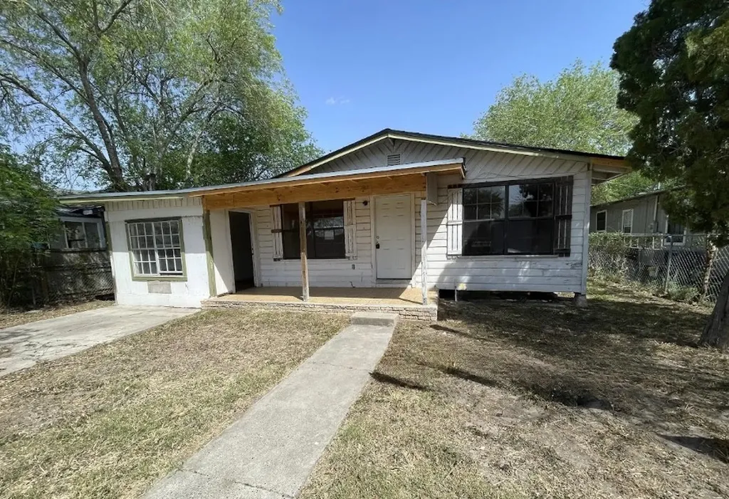 408 W Sixth Street La Feria TX 78559