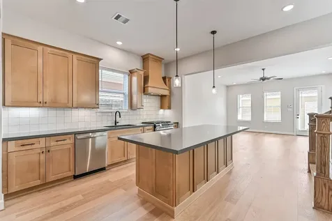 2519 S Houston Avenue Pearland TX 77581