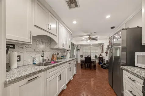 2111 Hickory Lane Pasadena TX 77502