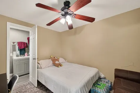 2111 Hickory Lane Pasadena TX 77502