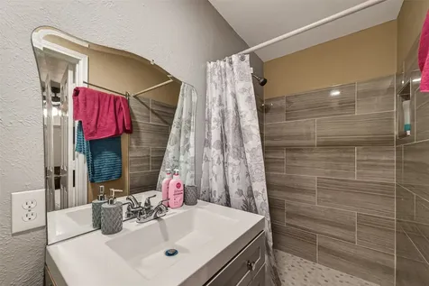 2111 Hickory Lane Pasadena TX 77502