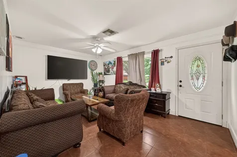 2111 Hickory Lane Pasadena TX 77502