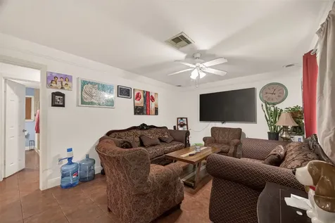 2111 Hickory Lane Pasadena TX 77502