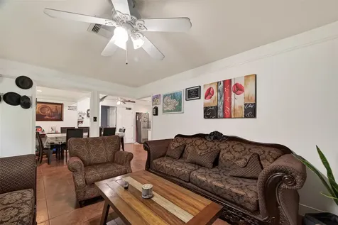 2111 Hickory Lane Pasadena TX 77502