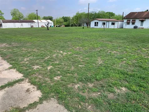 908 Paulus Street Schulenburg TX 78956