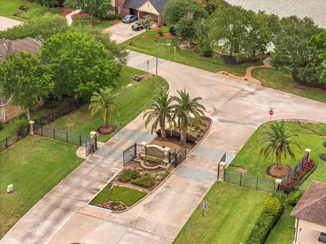 2321 Lakeway Drive Friendswood TX 77546