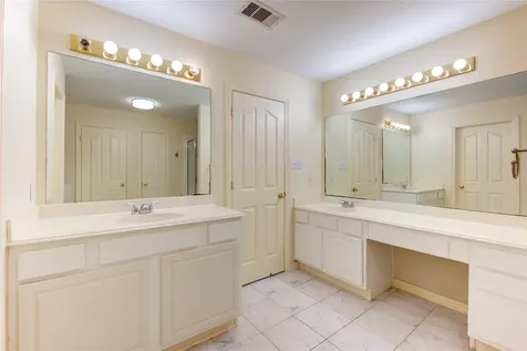 7611 S Linpar Court Houston TX 77040