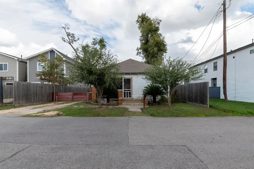 121 E 32nd Street Houston TX 77018