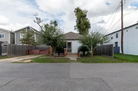 121 E 32nd Street Houston TX 77018