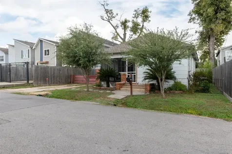 121 E 32nd Street Houston TX 77018