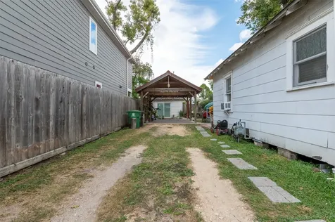 121 E 32nd Street Houston TX 77018