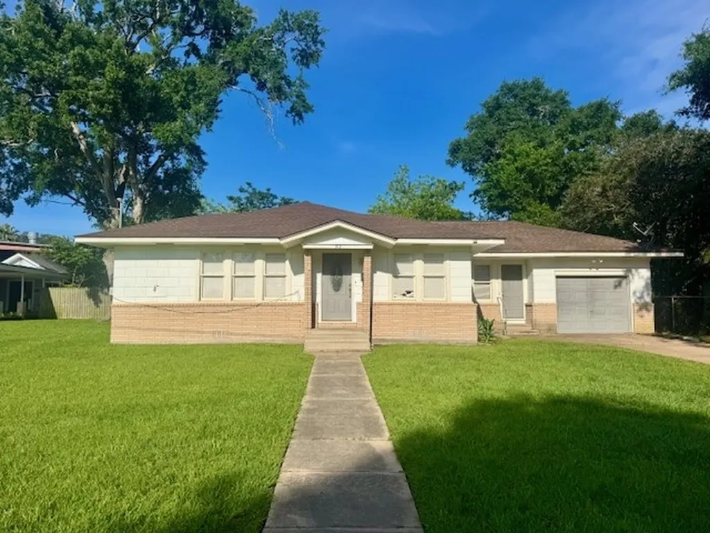 913 Fowlkes Street Sealy TX 77474