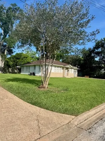913 Fowlkes Street Sealy TX 77474