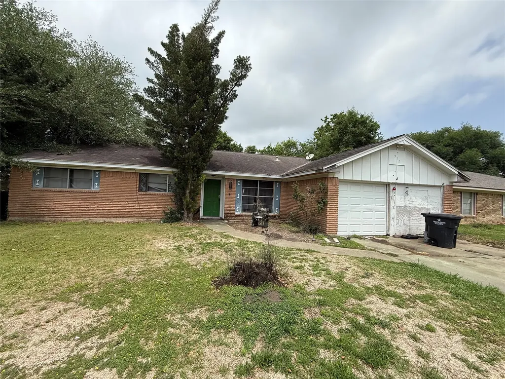 912 Midas Lane Alvin TX 77511
