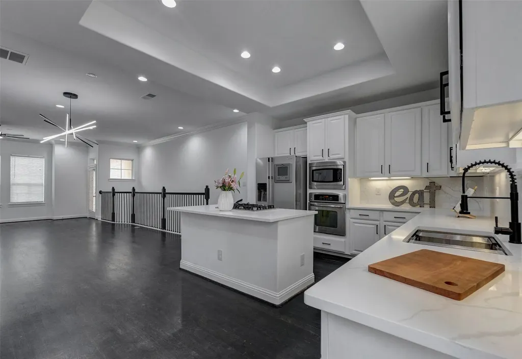 19 Versante Court Houston TX 77070