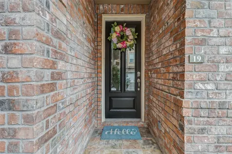 19 Versante Court Houston TX 77070
