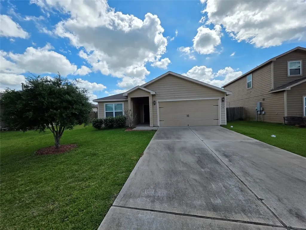 723 Crystal Lakes Drive Brookshire TX 77423