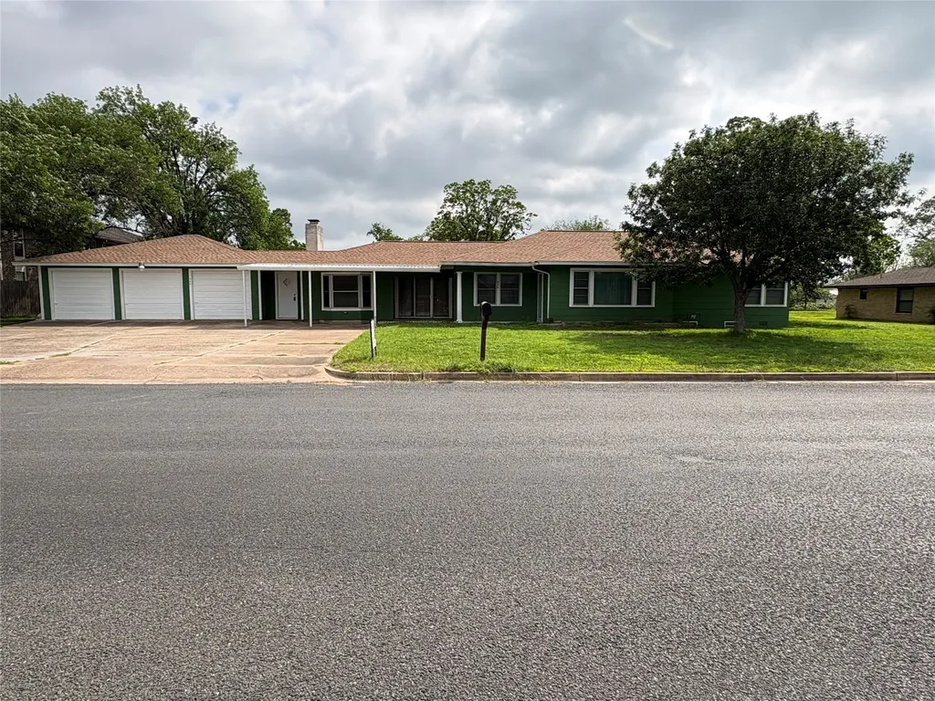 984 N Monroe Street La Grange TX 78945