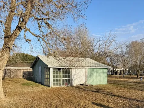 984 N Monroe Street La Grange TX 78945